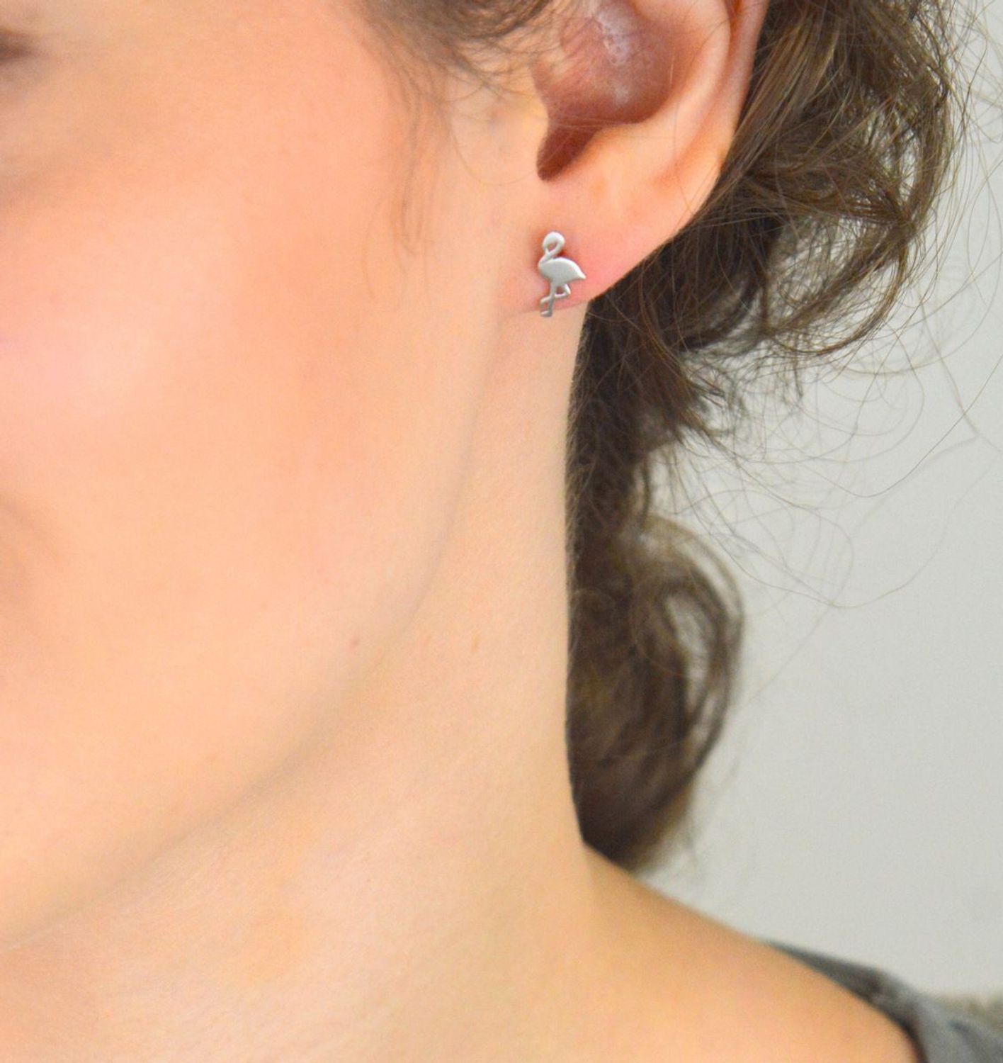 Kolczyki dziecięce ze srebra próby 925 – flamingi, model DIA-KLC-FLAMINGI-925 A0 18. Gładkie, lekkie, o wymiarach 1,1 cm x 5 mm. Zapięcie na sztyft. Idealne na prezent dla dziewczynki.1.jpg